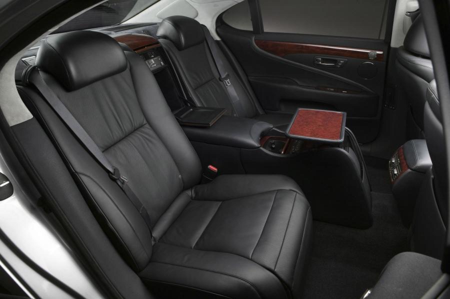  Lexus LS600h L 2008 года  (фото 17 из 34)
